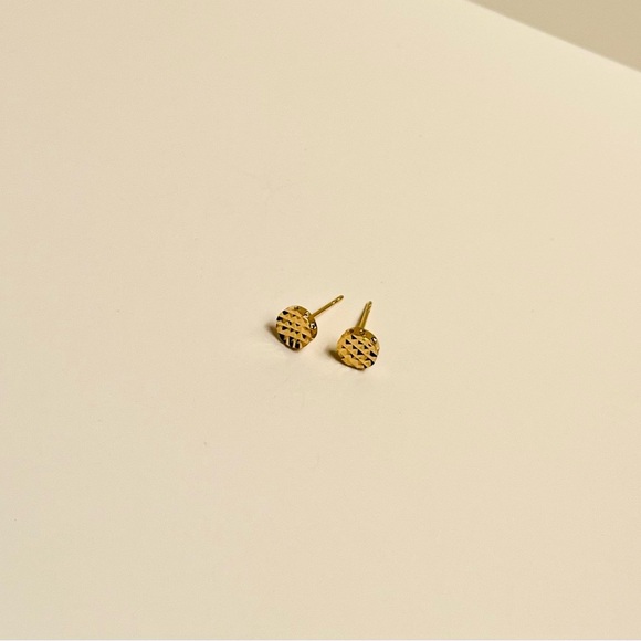 Beautiful round stud earrings - Picture 2 of 4